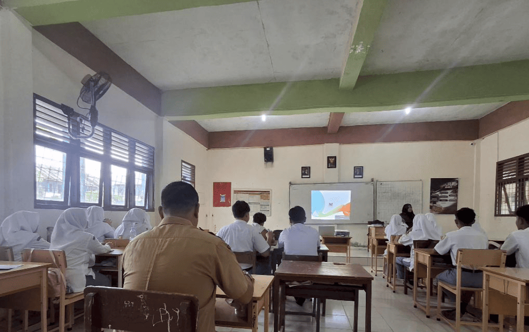 Students participating in history class with Kung Fu Quiz